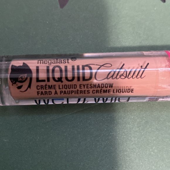 wet n wild MegaLast Liquid Catsuit Creme Eyeshadow,  527 Sand Castles - Picture 3 of 4